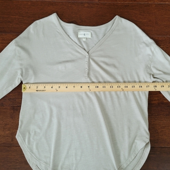 Lou & Grey Softserve Slub Relaxed Fit Henley Top Women's Size XS Warm Gray Color - Picture 7 of 9